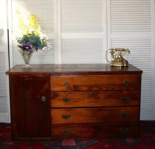 A STUNNING STRAIGHT LINE DRESSER/SIDE BOARD WITH PLENTY OF DRAWERS AND ONE DOOR GORGEOUS!!!
