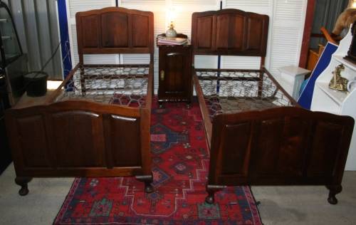 TWO STYLISH SOLID IMBUIA QUEEN ANNE STYLE BED SET w H/BOARD, F/BOARD & BASE IN EXCELLENT CONDITION!
