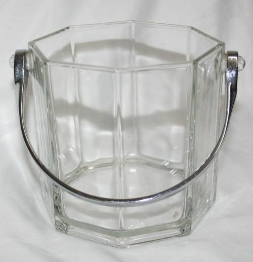 A EXQUISITE ICE BUCKET - STUNNING GLASS WITH A SILVER HANDLE - STYLISH
