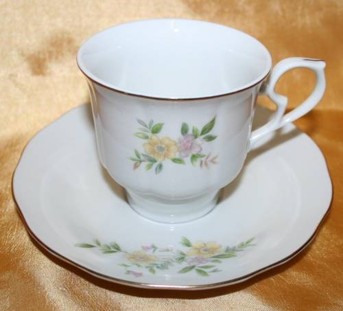 FIVE EXQUISITE ORIENTAL PORCELAIN DIO TEA CUPS WITH A BEAUTIFUL YELLOW FLORAL PATERN