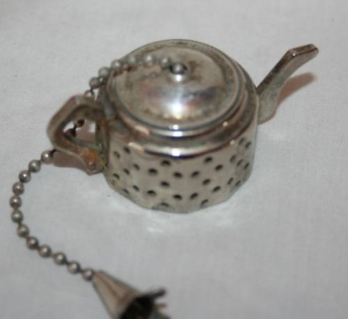 WOW WHAT A BEAUTIFUL INFUSER IN THE SHAPE OF A TEA POT WITH THE ORIGINAL CHAIN STUNNING KITCHENALIA!