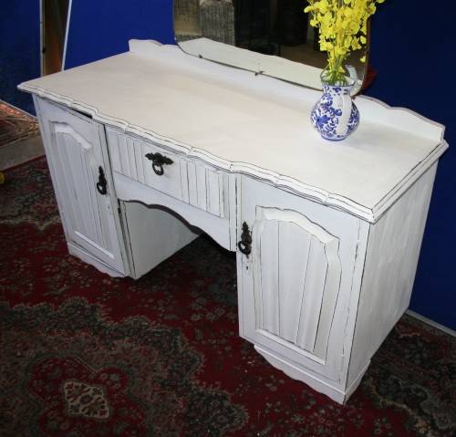 A GORGEOUS SHABBY CHIC DRESSING TABLE WITH TWO DOORS & 1 DRAWER STUNNING CONTRY COTAGE FURNITURE!!!!