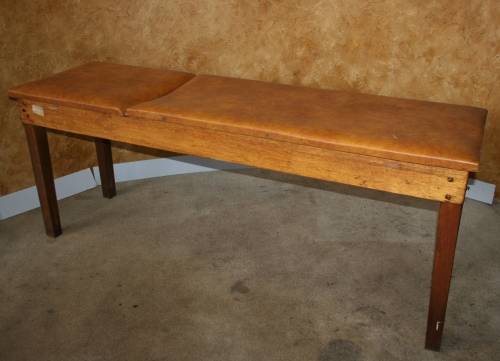 A AMAZING VINTAGE DOCTORS/THERAPY BED WITH A STUNNING WOODEN FRAME - THE BACK LIFTS UP TO LEVELS
