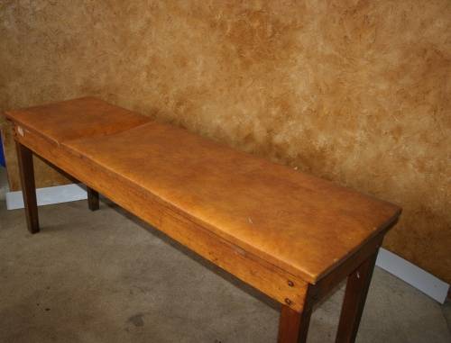 A AMAZING VINTAGE DOCTORS/THERAPY BED WITH A STUNNING WOODEN FRAME - THE BACK LIFTS UP TO LEVELS