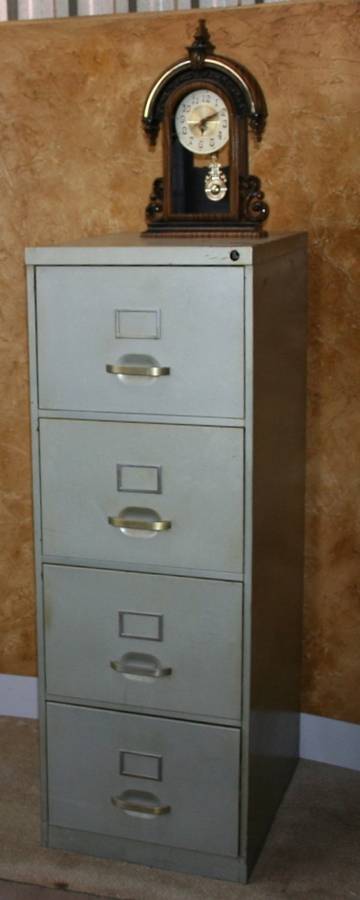A FANTASTIC VINTAGE FYLING CABINET USE IT FOR YOUR FYLING OR A CHEST OF DRAWES IN A VINTAGE HOUSE -