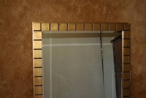 A STUNNING LARGE BEVELLED MIRROR FINISHED IN A GOLDEN FRAME 113CM X 96CM