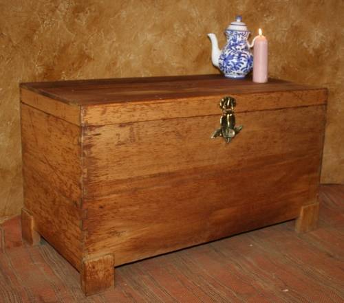AN AWESOME SOLID KIAAT? CHEST/ STORAGE BOX - WILL LOOK STUNNING INF RONT OF A BED