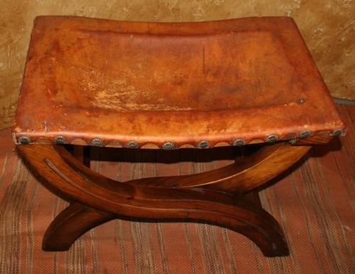 A SPECTACULAR GOTHIC STYLE VINTAGE/ANTIQUE LEATHER STOEL - STUNNING STUDDED DETAIL