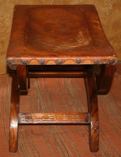 A SPECTACULAR GOTHIC STYLE VINTAGE/ANTIQUE LEATHER STOEL - STUNNING STUDDED DETAIL