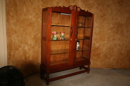 This is a truly stunning antique display cabinet.  It has fantastic detail on the front sides.