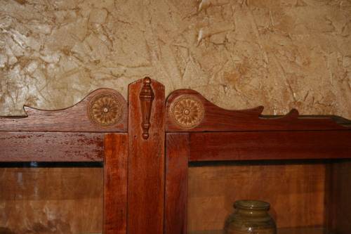 This is a truly stunning antique display cabinet.  It has fantastic detail on the front sides.