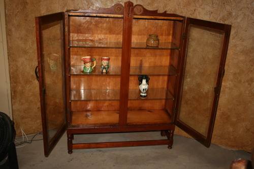 This is a truly stunning antique display cabinet.  It has fantastic detail on the front sides.