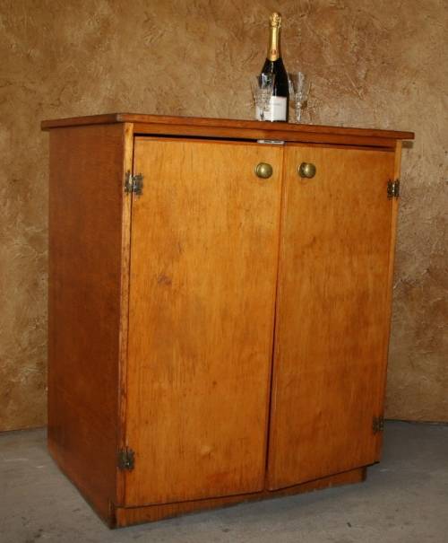 A STUNNING TWO DOOR VINTAGE LIQOUR CUPBOARD ALWAYS USEFUL TO HAVE EXTRA STORAGE SPACE FOR LINEN