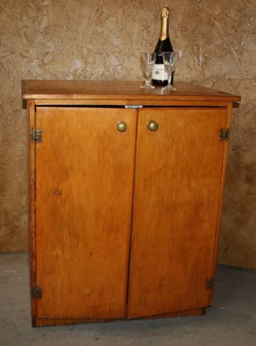 A STUNNING TWO DOOR VINTAGE LIQOUR CUPBOARD ALWAYS USEFUL TO HAVE EXTRA STORAGE SPACE FOR LINEN