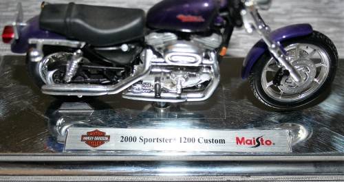 A STUNNING COLLECTABLE MAISTO FXSTDSE - 2000 SPORTSTER - 1200 CUSTOM