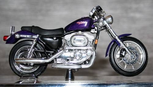 A STUNNING COLLECTABLE MAISTO FXSTDSE - 2000 SPORTSTER - 1200 CUSTOM