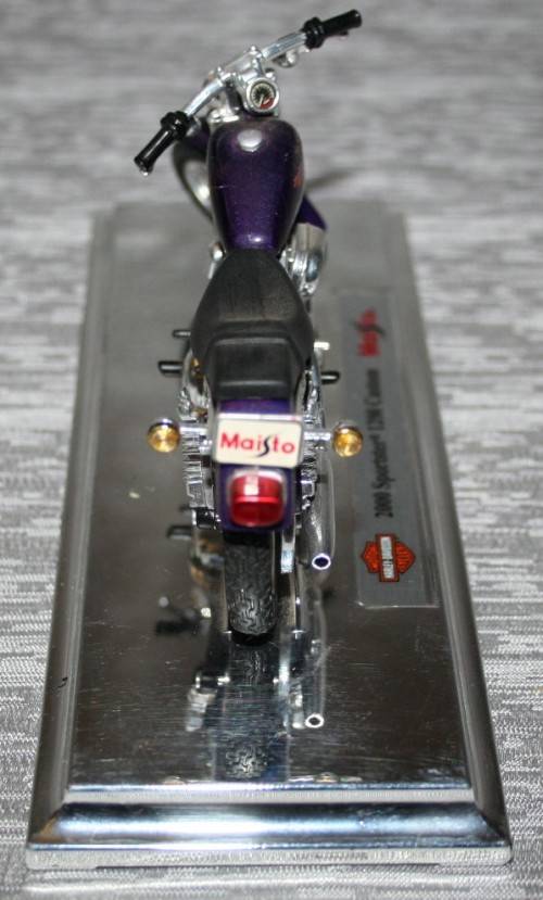 A STUNNING COLLECTABLE MAISTO FXSTDSE - 2000 SPORTSTER - 1200 CUSTOM