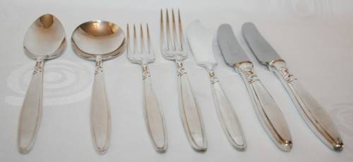 A ELEGANT 46 PIECE CANTEEN OF HIRAM WILD SHEFFIELD ENGLAND CUTLERY- FANTASTIC QUALITY!!! SINCE 1864