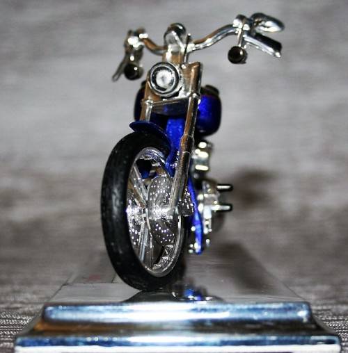 A FANTASTIC COLLECTABLE 2004 FXSTDSE CVO - MAISTO