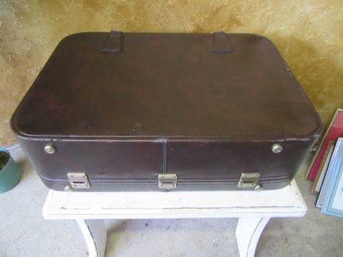 A FANTASTIC VINTAGE SUITCASE - SHABBY CHIC DECOR -