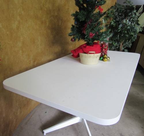 A GORGEOUS WHITE 6 TO 8 SEATER - PERFECT FOR LAPA/PATIO OR THAT SHABBY CHIC DINING AREA