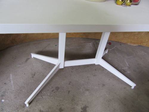 A GORGEOUS WHITE 6 TO 8 SEATER - PERFECT FOR LAPA/PATIO OR THAT SHABBY CHIC DINING AREA