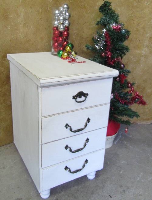 A FANTASTIC WHITE SHABBY CHIC 4 DRAWER PEDESTAL OR CHEST OF DRAWERS STUNNING