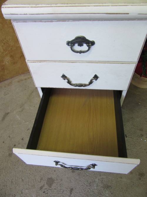 A FANTASTIC WHITE SHABBY CHIC 4 DRAWER PEDESTAL OR CHEST OF DRAWERS STUNNING