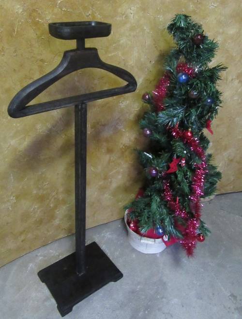 A BEAUTIFUL VINTAGE SOLID WOODEN "DUMB VALET" CLOTHING STAND