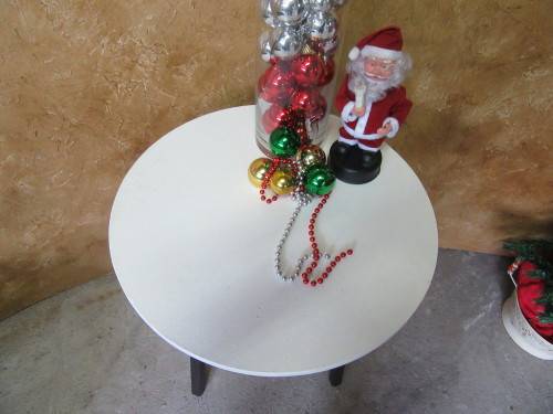 A MAGNIFICENT OCCASIONAL OR SIDE TABLE WITH DARK STAINED LEGS AND CRISP WHITE TOP