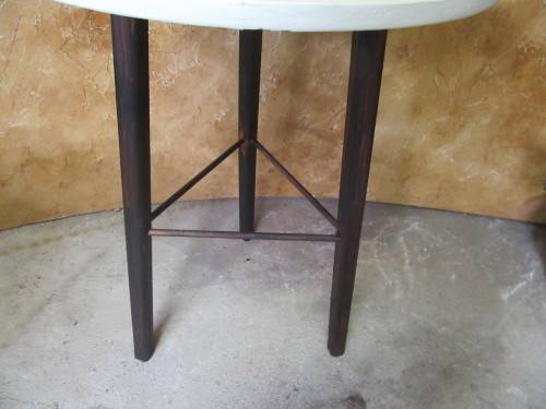 A MAGNIFICENT OCCASIONAL OR SIDE TABLE WITH DARK STAINED LEGS AND CRISP WHITE TOP
