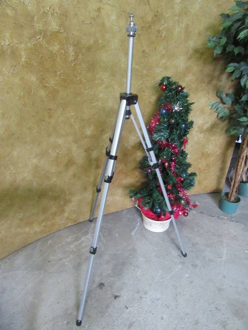 An all-aluminium 3-section professional standard tripod which incorporates a detachable ball head