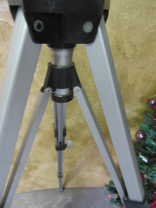 An all-aluminium 3-section professional standard tripod which incorporates a detachable ball head