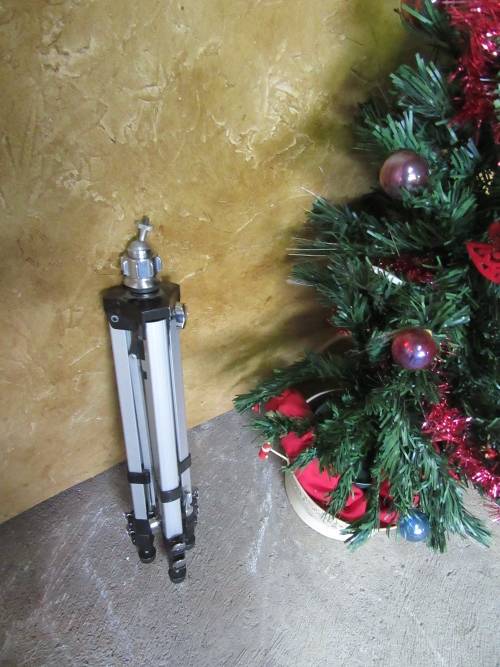 An all-aluminium 3-section professional standard tripod which incorporates a detachable ball head