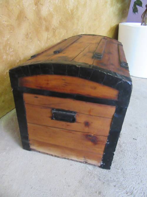 AN EXQUISITE ANTIQUE "CAMEL-BACK/SHIPS" OREGON TRAVEL TRUNK/ CHEST WITH METAL HANDLES LOTS OF METAL