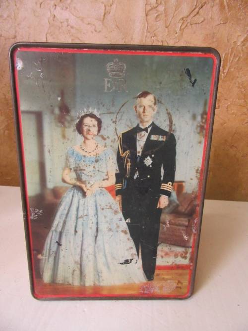FOR ALL THE TIN COLLECTORS OUT THERE A BEAUTIFUL VINTAGE/ANTIQUE ENGLAND KING & QUEEN TIN