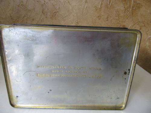 FOR ALL THE TIN COLLECTORS OUT THERE A BEAUTIFUL VINTAGE/ANTIQUE ENGLAND KING & QUEEN TIN