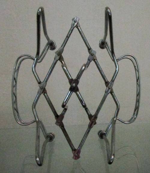 This expanding pot stand easily accommodates a range of shapes and sizes
