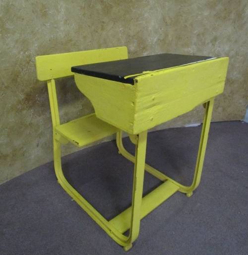 A FANTASTIC VINTAGE STEEL & WOODEN SCHOOL DESK WITH SPACE FOR THE INK POT -
