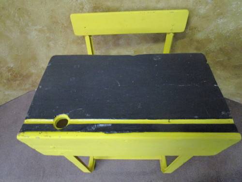 A FANTASTIC VINTAGE STEEL & WOODEN SCHOOL DESK WITH SPACE FOR THE INK POT -