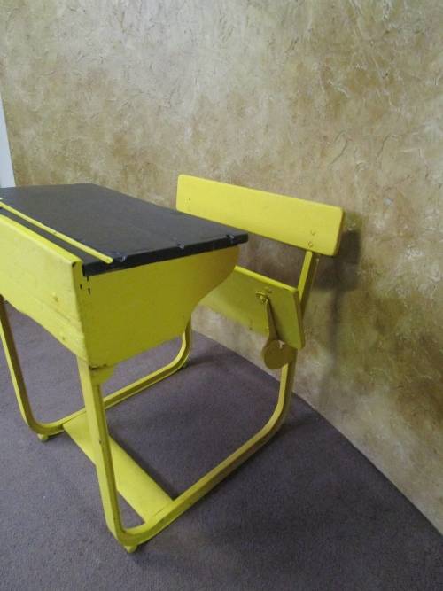 A FANTASTIC VINTAGE STEEL & WOODEN SCHOOL DESK WITH SPACE FOR THE INK POT -