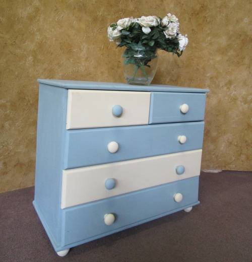 A AWESOME CHALK PAINTED CHEST OF DRAWERS WITH 5 DRAWERS