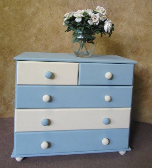 A AWESOME CHALK PAINTED CHEST OF DRAWERS WITH 5 DRAWERS