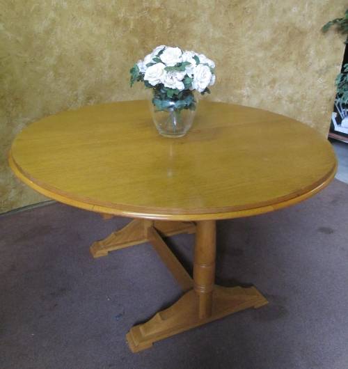 A STUNNING 6 TO 8 SEATER OAK EXTENDABLE DINING TABLE WITH A "HIDDEN" EXTENSION COMPARTMENT