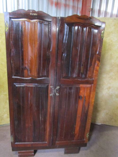 A MARVELOUS VINTAGE IMBUIA TWO DOOR WARDROBE WITH STUNNING DETAILED LEGS