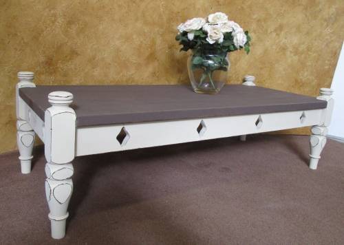 A STUNNING TRENDY CHABBY CHIC HEAVY & LARGE COFFEE TABLE FINISHED IN A ROYAL IVORY CHALK PAINT