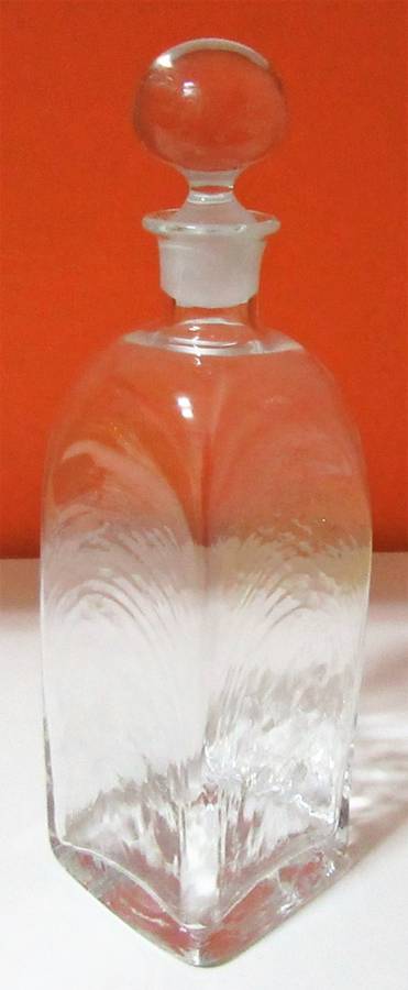 A VERY STYLISH VINTAGE DECANTER PERFECT TO SERVE GUESTS IN STYLE
