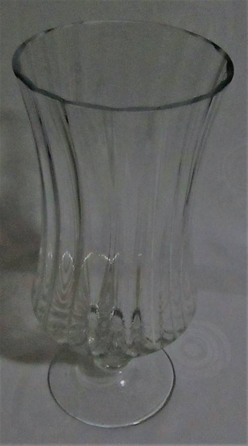 A MAGNIFICENT LARGE TALL GLASS VASE ON A WINE GLASS STEM STUNNING DETAIL