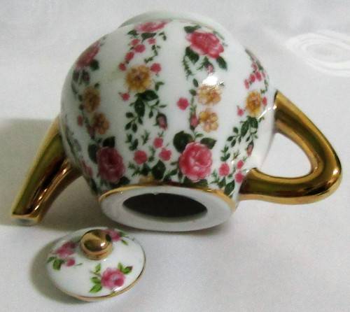 A VERYY PRETTY LITTLE PORCELAIN TEA POT BEAUTIFULLY DECORATED WITH STUNNING COLORS