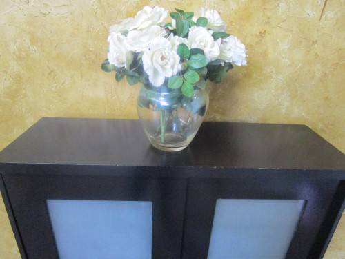 A GORGEOUS DARK WOOD FINISH WALL MOUNTED FROSTED GLASS SLIDING DOOR UNIT WITH THREE ADJUSTABLE SHELF